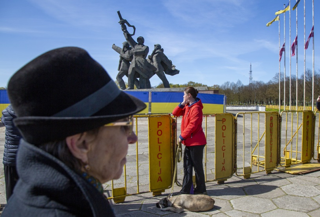 Pie okupācijas pieminekļa cilvēki 9.maijā ieradušies nolikt ziedus. Foto - Edijs Pālens, LETA
