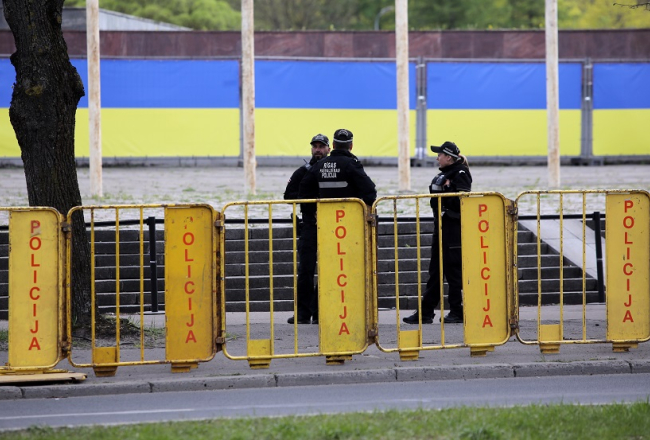 Policija apsargā Uzvaras pieminekli, lai tur nepulcētos ļaudis.
Foto - Paula Čurkste, LETA