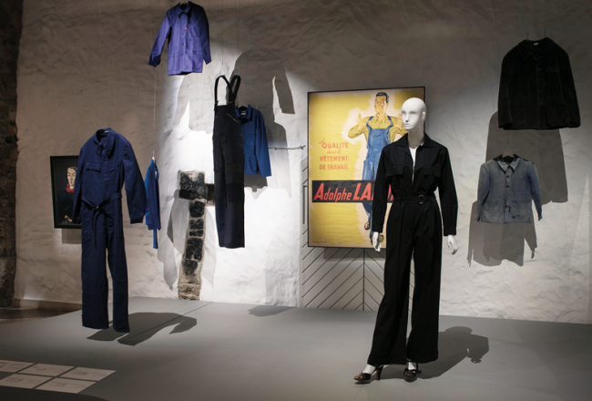 Bleu de travail jeb franču strādnieka uzsvārcim veltītā zona. Melnais kombinezons priekšplānā — no Saint Laurent 1975. gada pavasara–vasaras kolekcijas. Foto – Jānis Puķītis