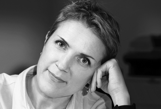 Džena Andersone pēc profesijas ir juriste. Rakstniecību apguvusi Literārās akadēmijas prozas meistardarbnīcās. Pirmais stāstu krājums Dadži (2021) tika nominēts Latvijas Literatūras gada balvai debijas kategorijā