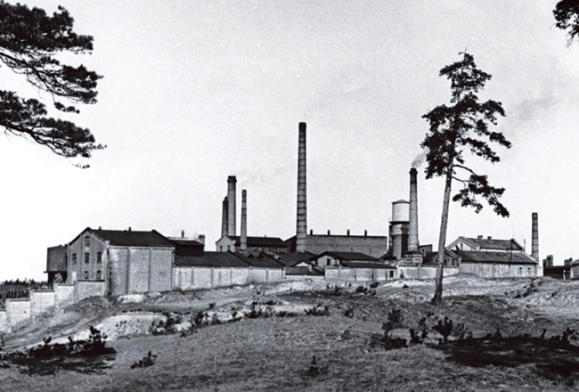 Naftas pārstrādes fabrika 20. gadsimta 30. gados. Tās ziedu laiki jau bija aiz muguras
