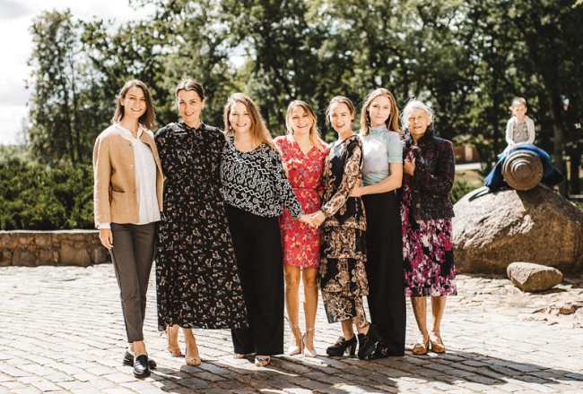 Sešas Zāgmaņu māsas un mamma Aija. Foto no privātā arhīva