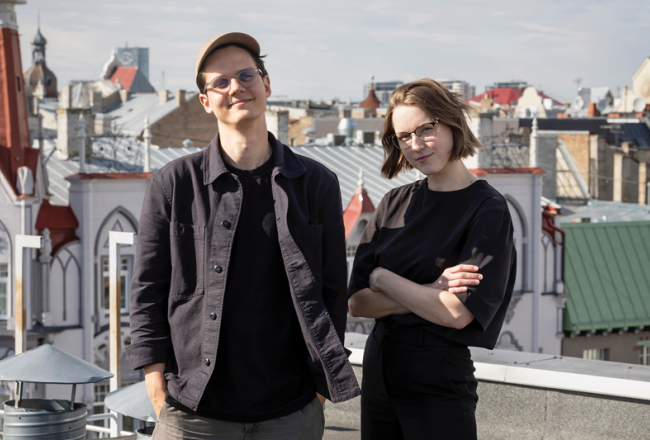 Aigars Mamis, Overpriced līdzdibinātājs un radošais direktors, un Edīte Garjāne, studijas vadītāja. Foto – Ieva Salmane