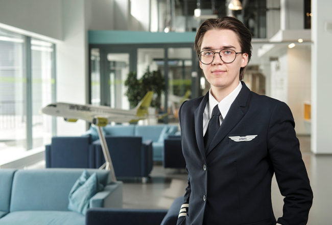 Pa «ofisa» logu katru dienu paveras patīkams skats, Sindija Legzdiņa rakstīja sociālajos tīklos pie paziņojuma, ka kļuvusi par otro piloti komercreisos.
Foto — Reinis Inkēns