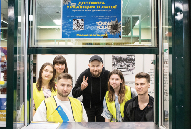 Brīvprātīgie dežuranti autoostā. No kreisās: Zlata, Elīna, Deniss, Aleksandrs, Ira un Ričards. Foto — Kristīne Madjare