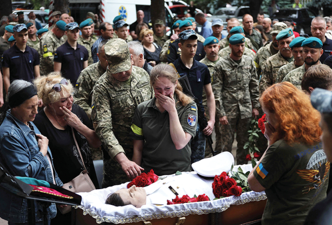 Tuvinieki un armijas biedri Odesā atvadās no pulkvežleitnanta Sergija Serugas, Ukrainas armijas 18. jūras kājnieku bataljona komandiera. Viņš krita kaujās pie valsts dienvidu pilsētas Mikolajivas.
Foto — Scanpix