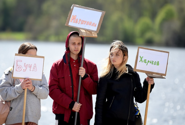 Aizkraukles novadā patvērumu guvušie kara bēgļi no Ukrainas piedalās pasākumā Ukrainas atbalstam. Foto - Zane Bitere, LETA
