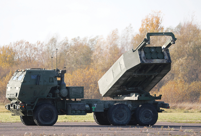 Amerikāņu mobilās artilērijas raķešu sistēma HIMARS mācībās Spilves lidostā Rīgā pērn novembrī.
Foto — Scanpix