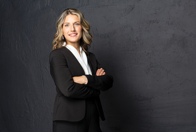 Finansiste Aija Hermane-Sabule: «Ja bailes ir bijušas iemesls, kāpēc neinvestēji līdz šim, manuprāt, vienīgais, ko darīt, ir vienkārši sākt trenēties, apgūt investīciju pamatlikumus un tehniskos principus, kā tas notiek. Attīstīt «riska muskuli» kaut vai ar pavisam nelielām summām.»
Foto — Ronalds Šulcs