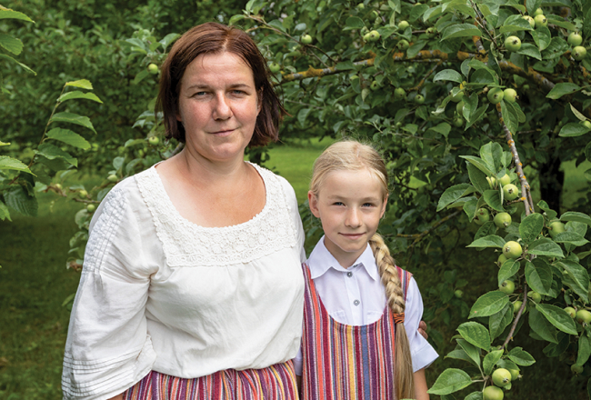 «Mēs rēķinām, ka vecākajām ābelēm ir ap gadiem 80,» stāsta Lauma Puriņa.
Foto — Ieva Salmane