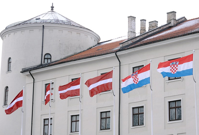 Latvijas un Horvātijas valsts karogi pie Rīgas pils. Foto - Evija Trifanova, LETA