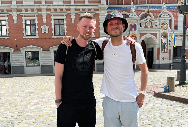 Volodimirs Birjukovs Rīgā ar draugu mūziķi Ralfu Eilandu.
Foto no privātā arhīva