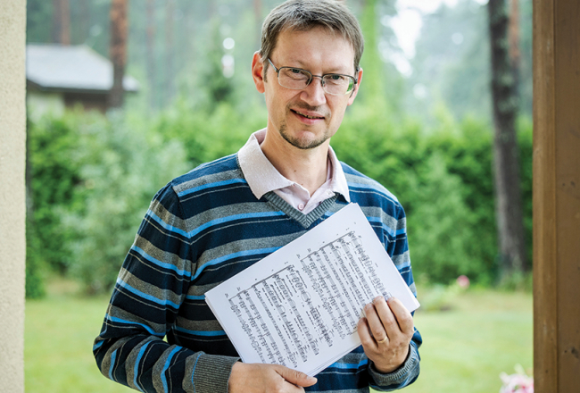 Edgaram Lindem tā šķita brīnišķīga iespēja — sakārtot notis dejotāju Dziesmusvētku repertuāram.
Foto — Ieva Salmane