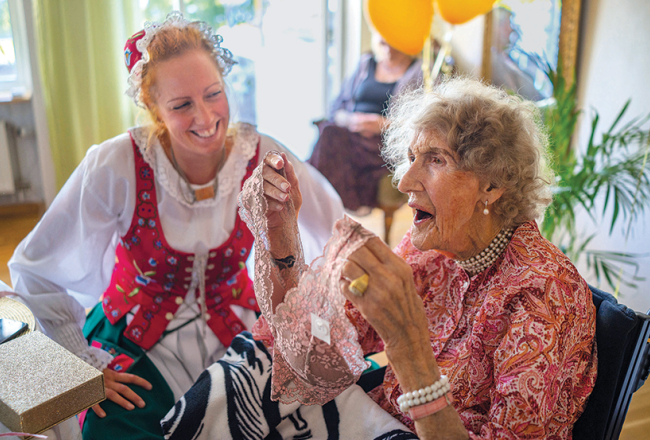 Zviedru Dzīvot no sirds aplūko novecošanas un dažādu paaudžu saskarsmes tēmu. Tā seko pansionāta iemītniekiem Stokholmas pievārtē.
Publicitātes foto
