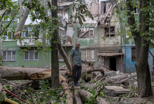 Kāds vīrs aplūko postījumus pēc Krievijas spēku trieciena Kostjantinivkā, Ukrainas austrumos. Foto - AFP/Scanpix/LETA