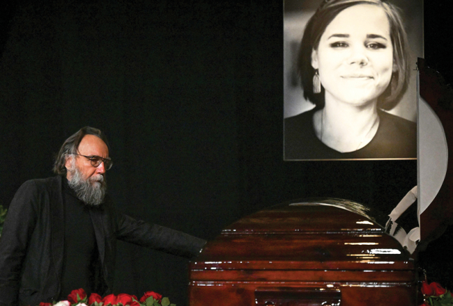 Maskavas nomalē sestdien automašīnas sprādzienā gājusi bojā Kremļa ideologa Aleksandra Dugina meita Darja Dugina. Federālais drošības dienests zibenīgi noskaidroja vainīgo — to esot paveikusi kāda Ukrainas pilsone, bet uzbrukumu organizējis Ukrainas specdienests. Kijiva noliegusi saistību ar spridzināšanu. Savukārt bijušais Krievijas Valsts domes deputāts Iļja Ponomarjovs, kurš vienīgais balsoja pret Krimas aneksiju, paziņojis, ka atbildību par Duginas slepkavību uzņēmusies kāda Nacionālā republikas armija. Attēlā: Aleksandrs Dugins atvadīšanās laikā Ostankinas TV centrā.
Foto — Scanpix