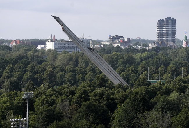 Uzvaras parka padomju pieminekļa pēdējā elementa - obeliska - demontāža. Foto - Edijs Pālens, LETA