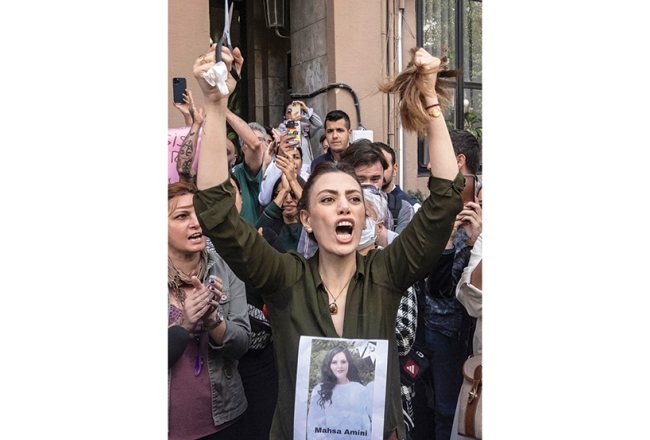 Irānā protestos drošības spēki nošāvuši vairākus desmitus cilvēku. Nemieri
notikuši vismaz 80 pilsētās un apdzīvotās vietās. Protestus izraisīja 22 gadus vecās Mahsas Amini nāve apcietinājumā. Reliģiskā policija aizturēja Amini «neislāmiska» apģērba dēļ un nogādāja iecirknī. Radinieki vaino policiju viņas nonāvēšanā. Attēlā: kāda Stambulā dzīvojoša irāniete nogriezusi matus protesta akcijā pie Irānas konsulāta.
Foto — Scanpix
