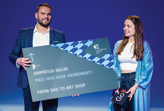 Dita Miska, Instagram konta Viss apnicis autore, saņemot gada balvas E-komercijas zvaigzne simpātiju balvu. «Nav ne veselīgi, ne vajadzīgi uztvert sevi ļoti nopietni. Kosmosa mērogā mēs visi esam tikai puteklīši,» smejas Dita.
Foto no privātā arhīva
