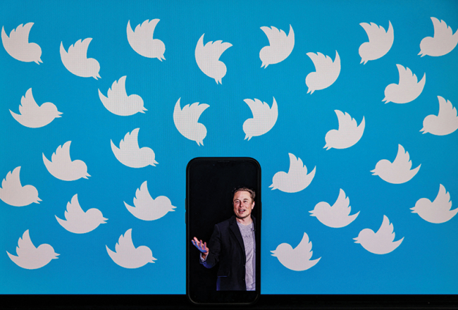 Pie datora ekrāna ar Twitter simbolu piesliets tālrunis ar Īlona Maska foto.
Foto — Scanpix