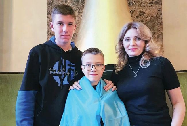 Nataļa Ļutikova ar savas māsas dēliem, kurus Hersonas okupācijas varas iestādes piespiedu kārtā bija evakuējušas uz Krieviju.
Foto no personīgā arhīva