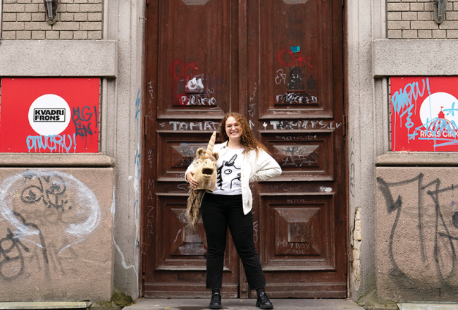 Studente Līna kā brīvprātīgā kopš janvāra darbojas teātra trupā Kvadrifrons.
Foto — Annija Krūmiņa
