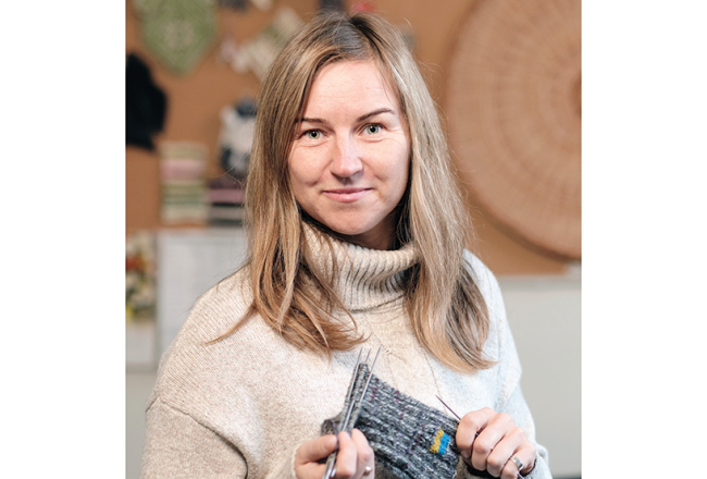 Tautas lietišķās mākslas studijas Valdziņš vadītāja Sandra Lismane ar savām kolēģēm jau otro reizi piedalās akcijā Adījumi, darinot zeķes, ko sūtīt uz fronti Ukrainā.
Foto — Reinis Inkēns