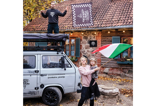 Evija un Artis Žentiņi ar jaunāko meitu Florenci.
Foto — Ieva Salmane