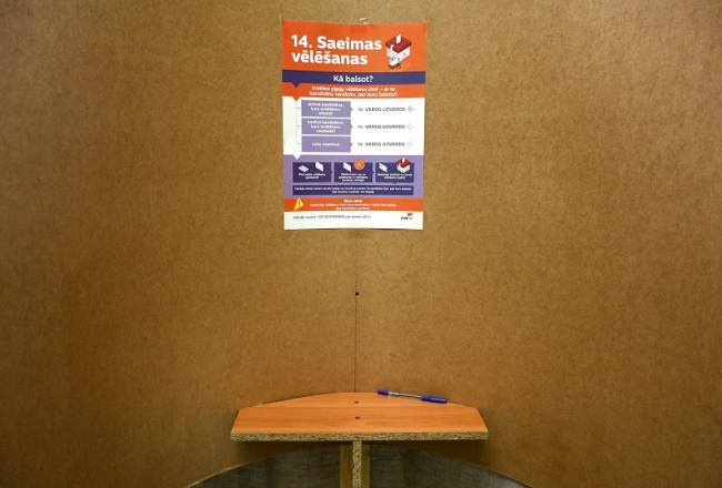14. Saeimas vēlēšanu iecirknī. Foto - Ivars Soikāns, LETA