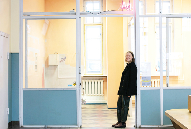 Agnese vada mākslas galeriju Ag, kurai nav pastāvīgu telpu — pagājušajā mēnesī tā mājoja Zasulauka stacijā.
Foto — Kristīne Madjare