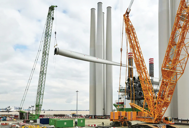 Anglijas ostā Hallā tiek izkrauti Siemens Gamesa Renewable Energy ražotie vēja turbīnu spārni. Uzņēmums gada laikā zaudējis 940 miljonus eiro