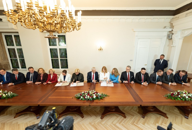 Krišjāņa Kariņa valdība preses konferencē Saeimā trešdien pie viena galda. Foto - Saeimas Preses centrs