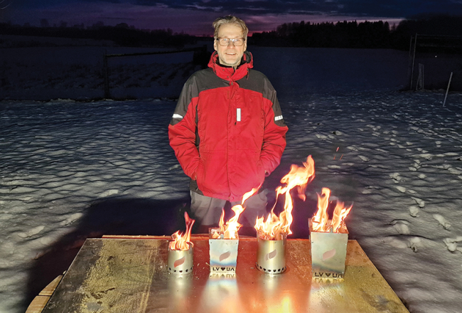 Vairāki desmiti Kārļa Cerbuļa taisīto krāsniņu Freedom Flame ir nokļuvušas Ukrainā, un 50 no tām nogādātas Karpatskij Sič bataljonam, kurā cīnās arī latvieši. Ja būs pieprasījums, Kārlis ir gatavs saražot vairākus tūkstošus.
Foto no personīgā arhīva