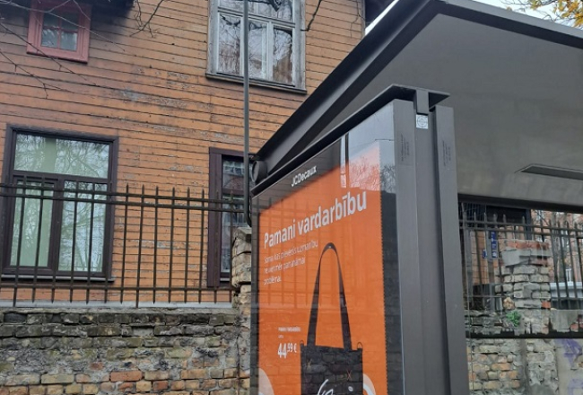 Reklāmas stends Pārdaugavā. Foto - Dainis Deigelis