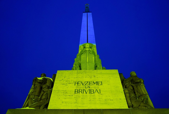 Brīvības piemineklis 24.februārī tika izgaismots Ukrainas karoga krāsās. Foto - LETA