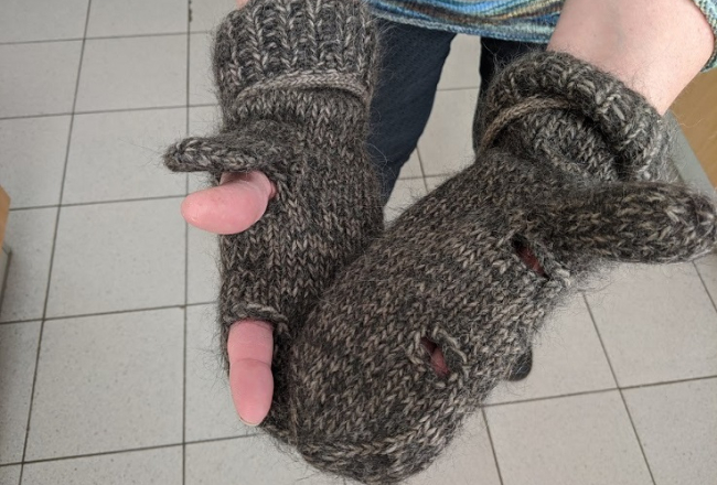 Dūraiņi ar īpaši izadītiem pirkstiem karavīriem, lai var šaut. Publicitātes foto