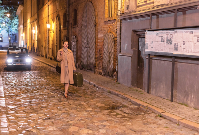 Filmā liels uzsvars likts uz Maijas Doveikas spēlēto Astru — tieši ar viņu filmā visspilgtāk redzams padomju vides drūmums un neieinteresētība cilvēkos.
Foto — Jānis Deinats