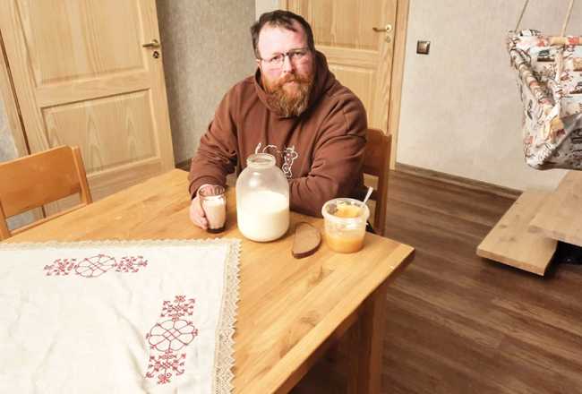 Viens no piensaimnieka Jāņa Jansona mīļākajiem kārumiem ir maize ar medu vai ievārījumu un pienu.
Foto no personīgā arhīva