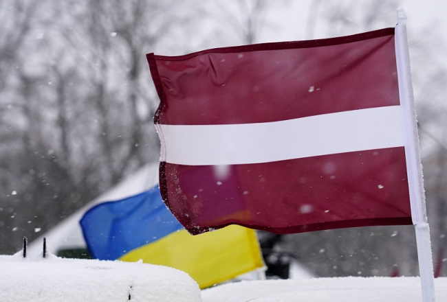Latvijas un Ukrainas karogi. Foto - Paula Čurkste, LETA