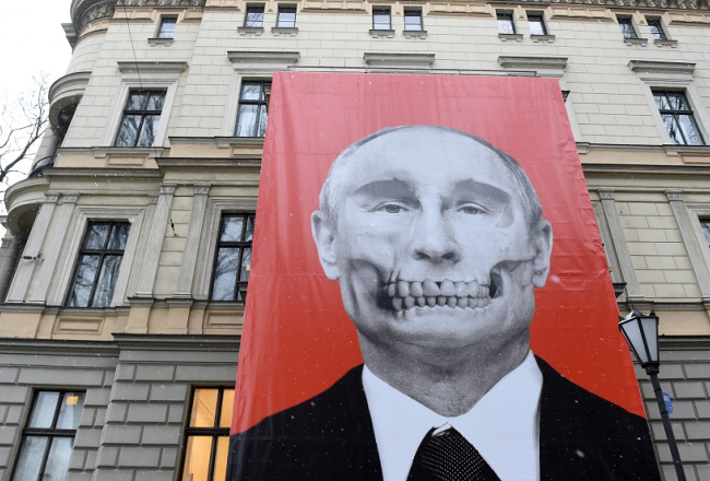 Plakāts pie Paula Stradiņa Medicīnas vēstures muzeja iepretī Krievijas vēstniecībai ar Putina noģīmi. Foto - LETA