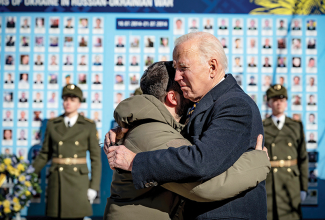 ASV prezidents Džo Baidens apskaujas ar Ukrainas prezidentu Volodimiru Zelenski pie Kijivā ierīkotā memoriāla ar karā kritušajiem dzimtenes aizstāvjiem.
Foto — Scanpix