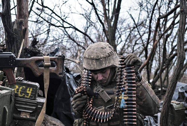 Kāds Ukrainas brīvprātīgo armijas kareivis pie frontes Bahmutā.
Foto — Scanpix