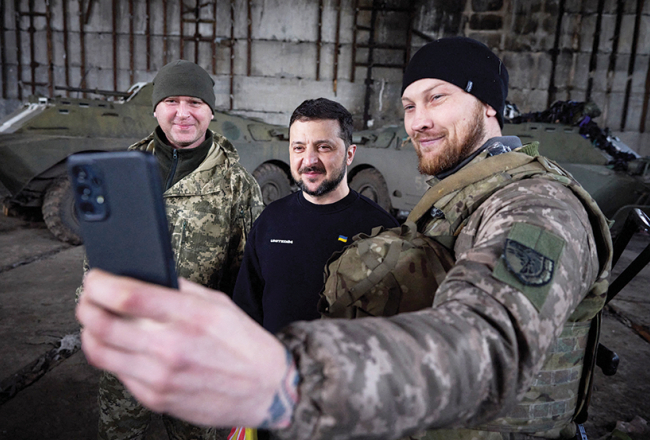 Lai uzmundrinātu un apbalvotu karavīrus, Ukrainas prezidents Volodimirs Zelenskis gan pagājušajā, gan šajā nedēļā apmeklēja frontes līniju valsts austrumos un dienvidos.
Foto — Scanpix