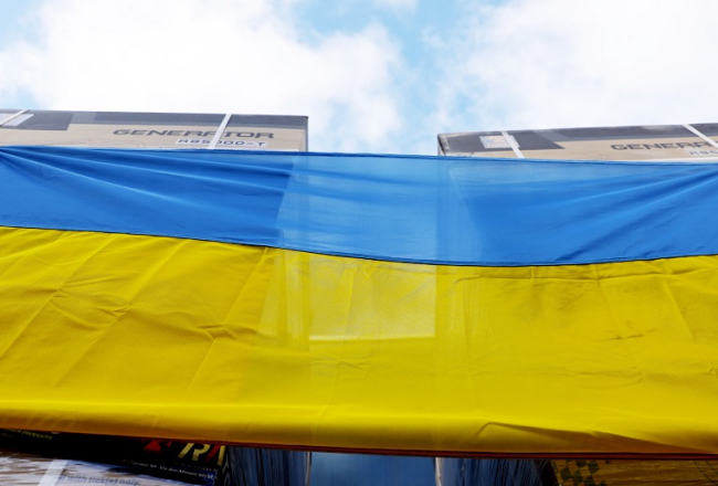 Ukrainas karogs pasākumā, kurā iniciatīvas autori informē par palīdzības kravu, ko nosūtīs uz Ļvivu Ukrainā. Foto - Lita Millere, LETA