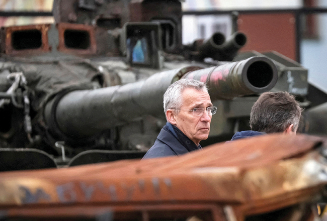 NATO ģenerālsekretārs Jenss Stoltenbergs pagājušajā nedēļā ieradās iepriekš neizziņotā vizītē Kijivā un apliecināja, ka alianse ir gatava atbalstīt Ukrainu tik ilgi, cik būs nepieciešams, lai izcīnītu uzvaru karā. Turklāt NATO tikšanās laikā Vācijā, Ramšteinā, pagājušajā piektdienā, visi sabiedrotie esot vienojušies, ka Ukraina kļūs par alianses dalībvalsti, teica Stoltenbergs. Attēlā: NATO vadītājs pie Kijivas centrā izstādītās iznīcinātās Krievijas armijas kara tehnikas.
Foto — Scanpix
