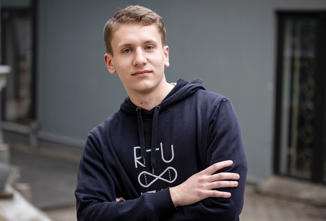 «Nākotne var būt dažāda — vari palīdzēt veidot rīkus citiem vai, ja tev ir laba ideja, izveidot savu uzņēmumu vienā dienā. Es nezinu, kas būs pēc 10 gadiem, — varbūt strādāšu ar MI, bet varbūt būs kaut kas pavisam jauns,» saka Adrians Slics.
Foto — Ieva Salmane