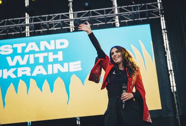 Dziedātāja Džamala pie Ukrainas atbalsta plakāta.