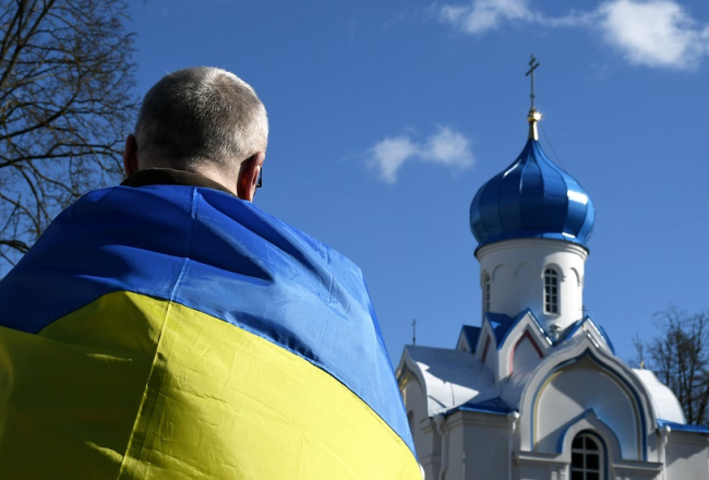 Vīrietis ar Ukrainas karogu. Foto - Ivars Soikāns, LETA