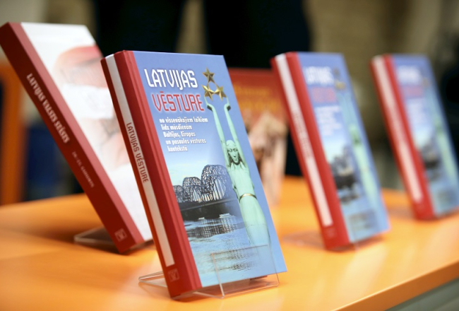 Vēsturnieka un pedagoga Valda Klišāna grāmata "Latvijas vēsture no vissenākajiem laikiem līdz mūsdienām Baltijas, Eiropas un pasaules vēstures kontekstā". Foto - Ieva Leiniša, LETA
