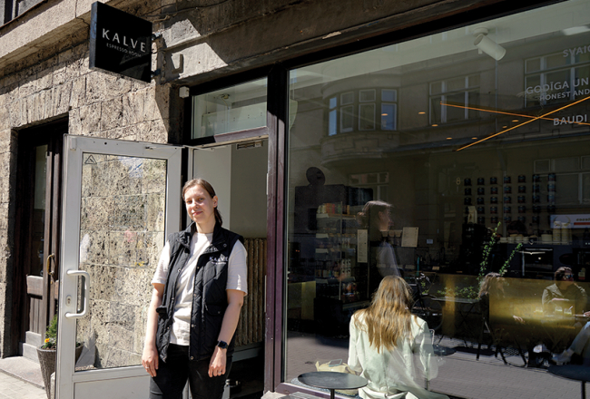 Kalve Coffee Roasters galvenā kafijas bārmene Diāna Miltoviča.
Foto — Ieva Kalēja